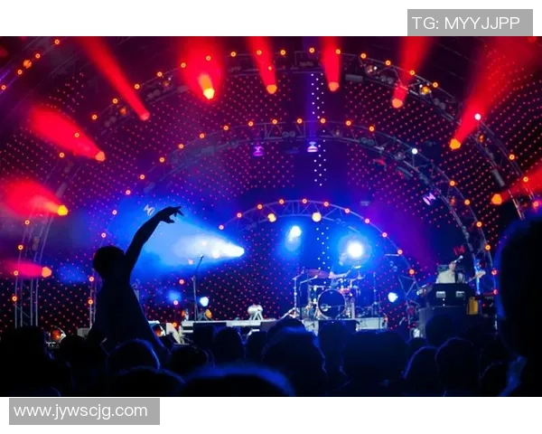 花里胡哨的足球星用炫酷技巧点燃赛场激情引爆观众热情